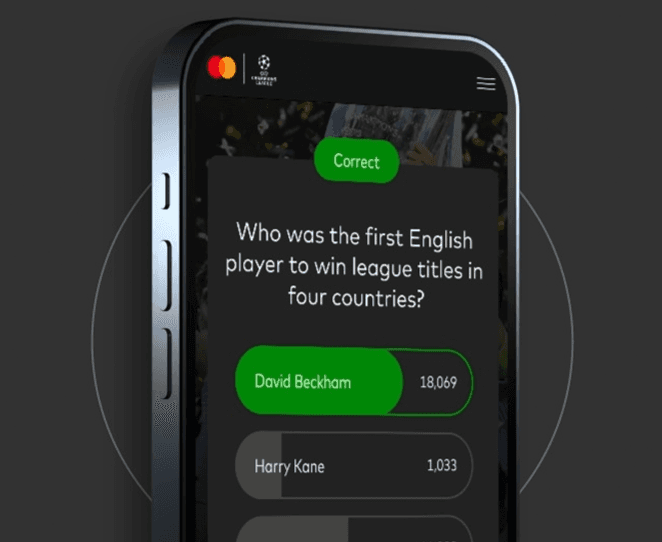 Smartphone com o jogo de perguntas e respostas da Liga dos Campeões da UEFA